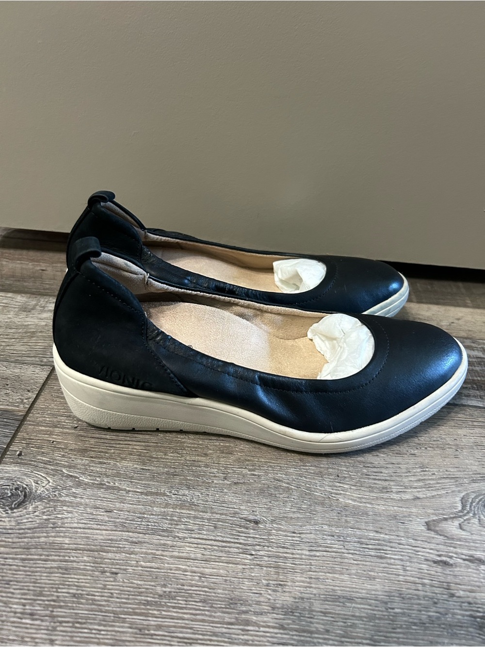 Vionic Jacey slip-on wedge shoes Black with White soles